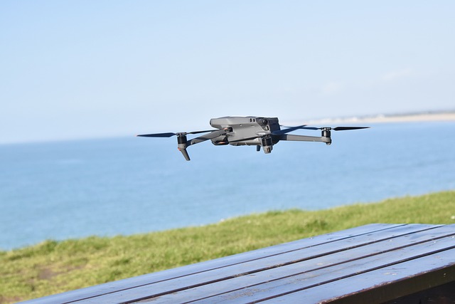 ** Jakie czynniki ograniczają udźwig i efektywność energetyczną dronów jonowych w szklarniach i jak można je przezwyciężyć?